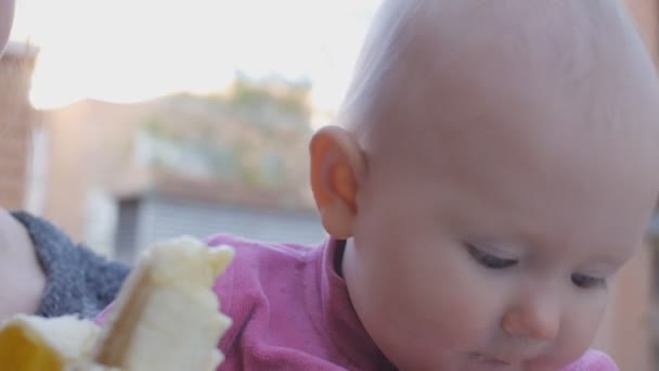 Baby isst Banane aus den Händen der Mutter — Stockvideo