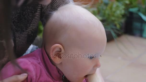 Baby eten van banaan uit handen van moeder — Stockvideo