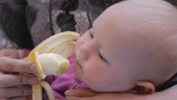 Bebé comiendo plátano de manos de madre — Vídeos de Stock