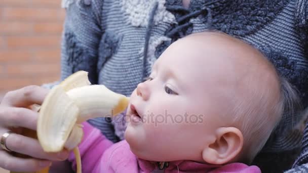 Bebé comiendo plátano de manos de madre — Vídeos de Stock