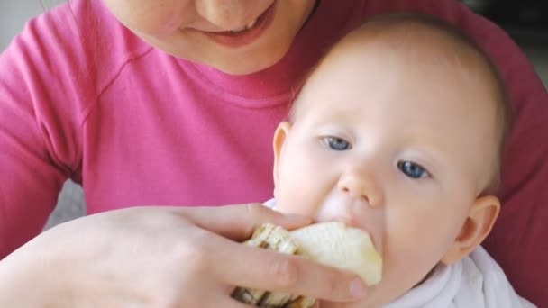 Bébé manger de la banane des mains de la mère — Video