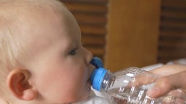 Neşeli bebek ve anne yatakta iyi eğlenceler