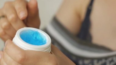 Genç kadın evde onun yüz Cilt Bakımı