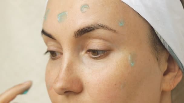 Jovem mulher cuidando da pele do rosto em casa — Vídeo de Stock