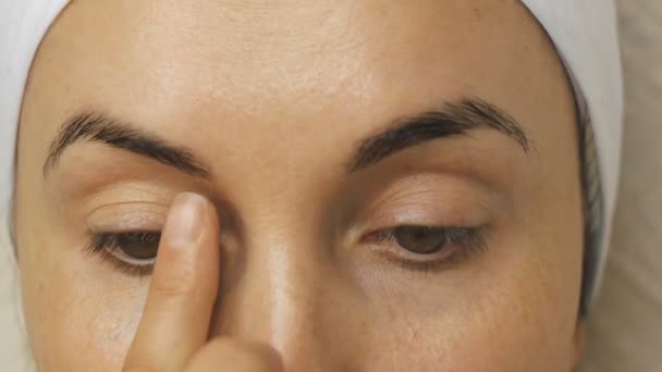 Jovem mulher cuidando da pele do rosto em casa — Vídeo de Stock