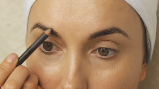 Giovane donna che applica il trucco a casa . — Video Stock