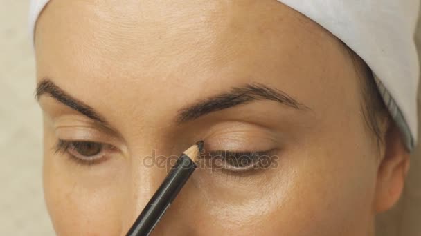 Jovem mulher aplicando maquiagem em casa . — Vídeo de Stock