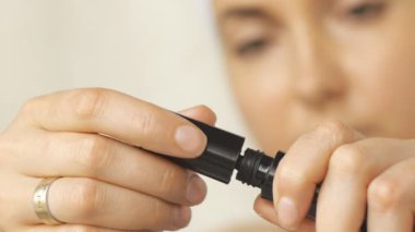 Genç kadın evde makyaj uygulamak.