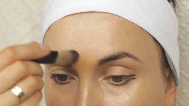 Mladá žena použití make-up doma. — Stock video