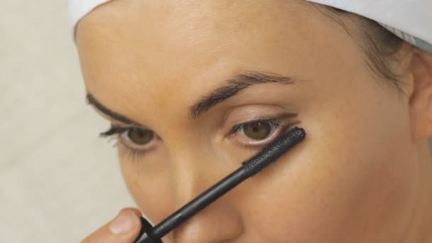 Mujer joven aplicando maquillaje en casa . — Vídeos de Stock