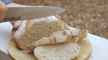 Bir somun ekmek kesme Mens eller