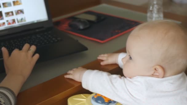Enfant en marchette et ordinateur portable — Video