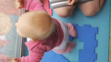 Anne ve bebek çalış eva bulmaca mat ile