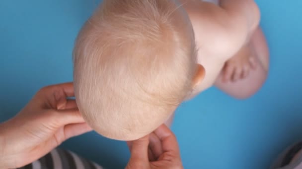 Bebê comendo laranja das mãos mães . — Vídeo de Stock