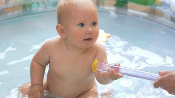 Bebé en piscina infantil — Vídeos de Stock