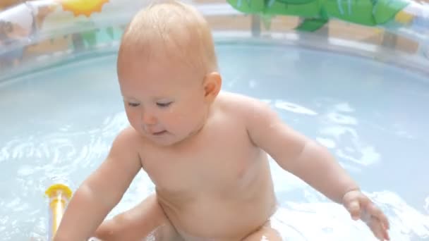 Bebé en piscina infantil — Vídeo de stock