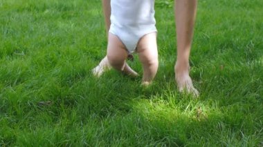 Baba bebek yürümeyi öğrenme yardımcı olur.