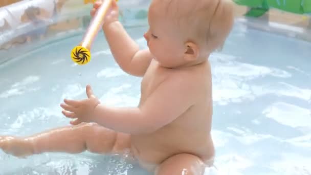 Baby in baby zwembad — Stockvideo