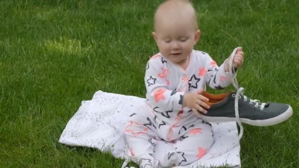 Мила дитина на зеленій траві — стокове відео