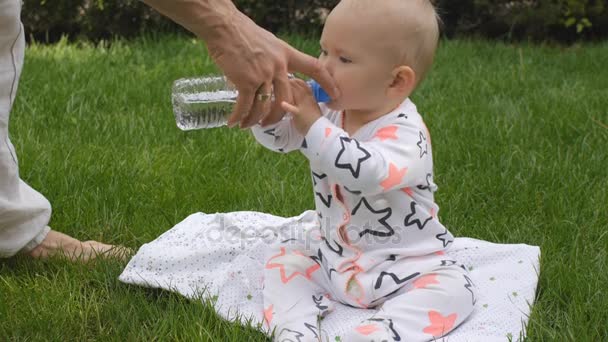 Lindo bebé en hierba verde — Vídeos de Stock