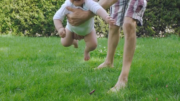 Папа и ребенок веселятся в весеннем парке — стоковое видео