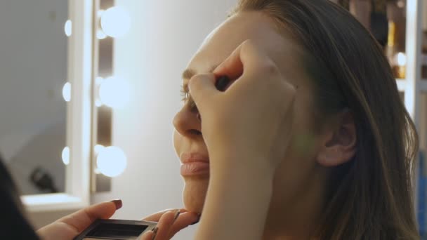 Maquiagem artista nos bastidores — Vídeo de Stock