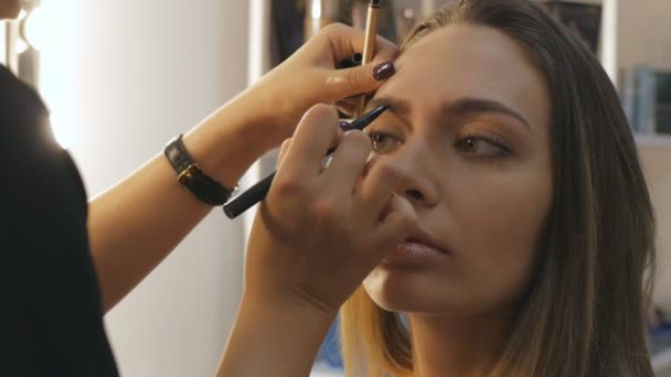Maquillaje artista detrás del escenario — Vídeos de Stock