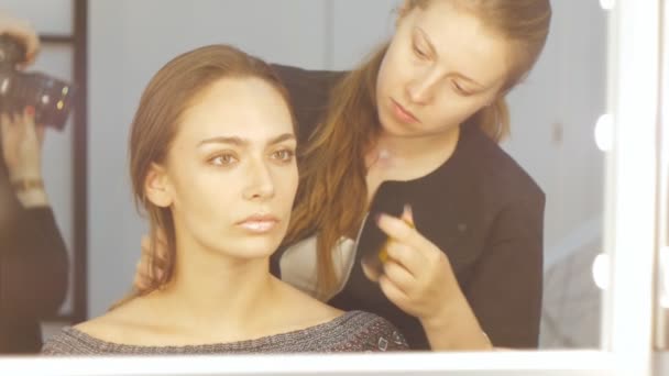 Make-up artiest backstage — Stockvideo