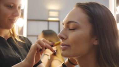 Makyaj sanatçısı sahne arkasında