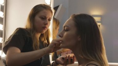 Makyaj sanatçısı sahne arkasında