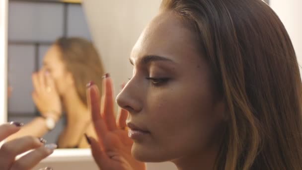 Make-up artiest backstage — Stockvideo