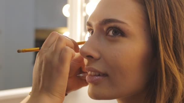 Maquillaje artista detrás del escenario — Vídeo de stock