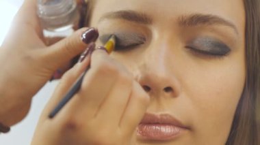 Makyaj sanatçısı sahne arkasında