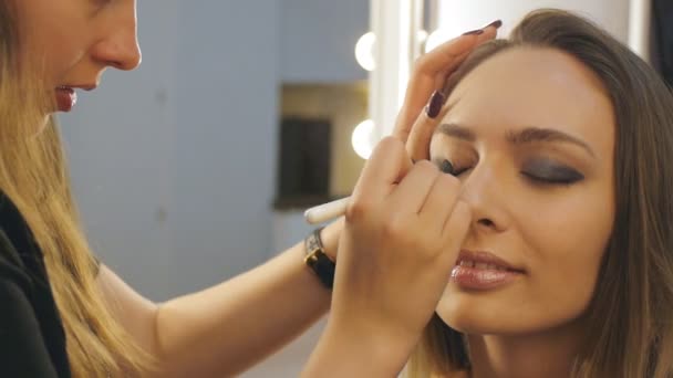 Maquillaje artista detrás del escenario — Vídeo de stock