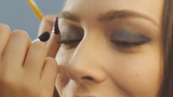 Maquillaje artista detrás del escenario — Vídeos de Stock