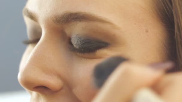 Make-up artiest backstage — Stockvideo