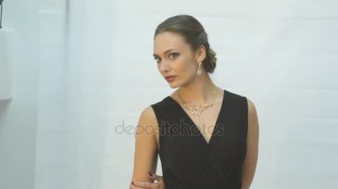 Genç kadın fotoğraf oturumu sahne arkasında