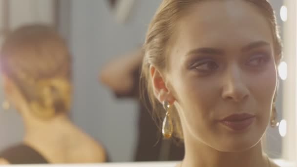 Makyaj sanatçısı sahne arkasında — Stok video