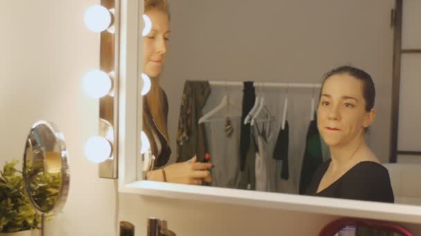 Make-up artiest backstage — Stockvideo