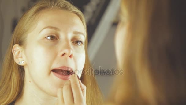 Make-up artiest backstage — Stockvideo