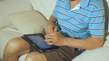 Yaşlı adam tablet kullanır