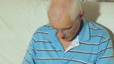 Yaşlı adam tablet kullanır