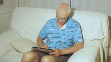 Yaşlı adam tablet kullanır