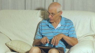 Yaşlı bir adam görüşmeler