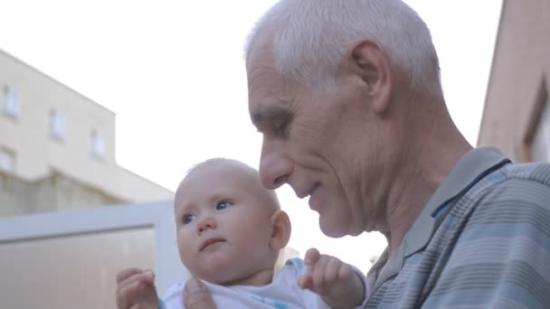 Grand-père avec sa petite-fille — Video