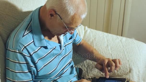 Літній чоловік використовує планшет — стокове відео