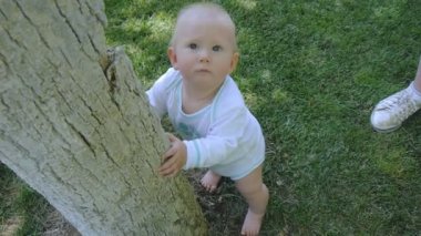 Bebek açık havada yürümeyi öğrenir
