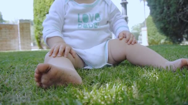 Baby learns to walk outdoors — Stock Video