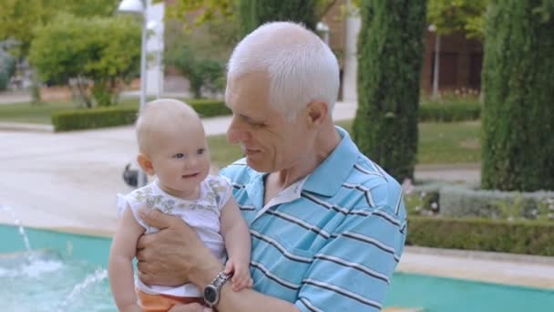 Grootvader en kleindochter — Stockvideo