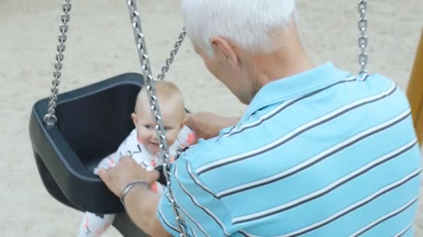 Grandfather and granddaughter — Stock Video